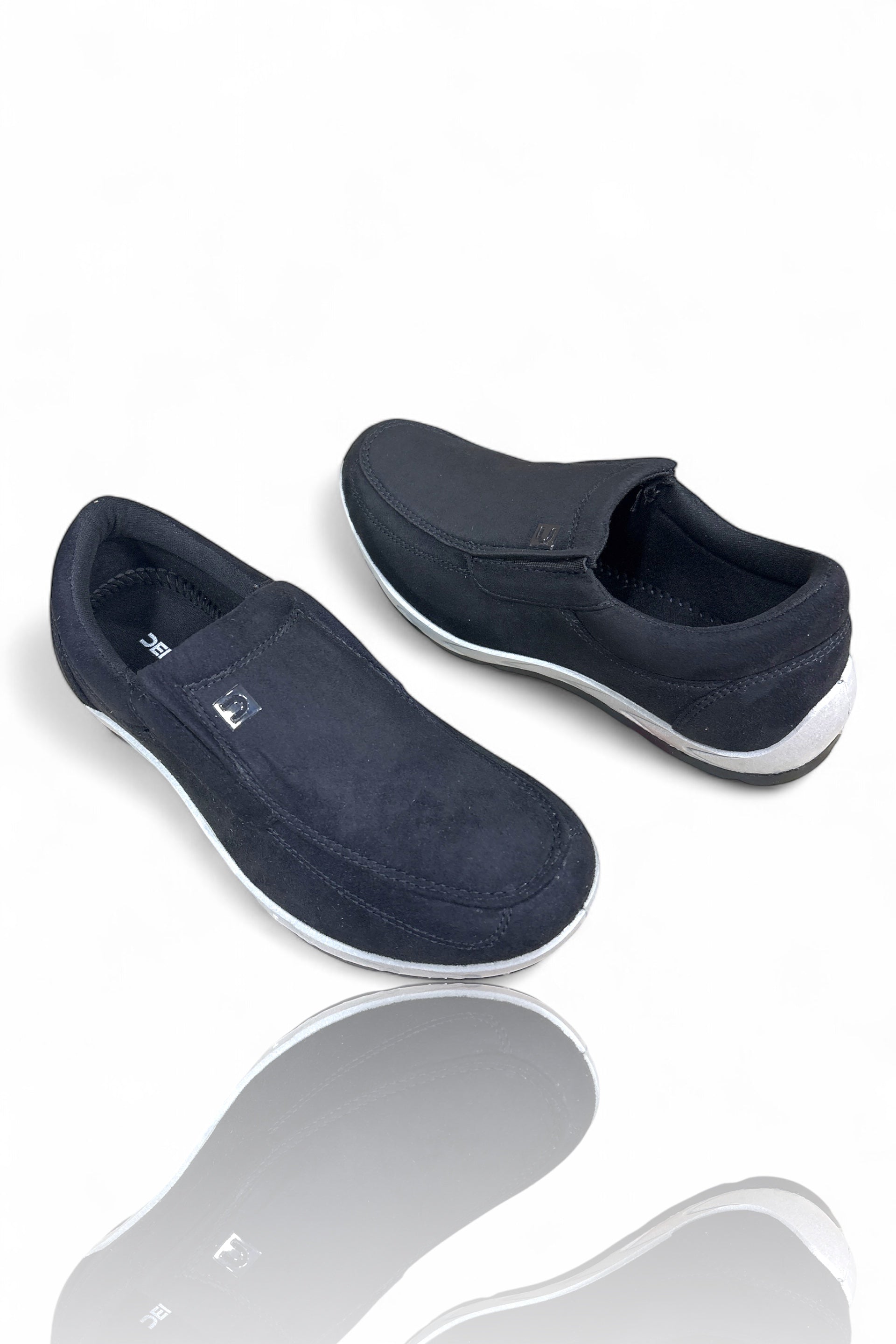 Imported Men’s sketchers black in style