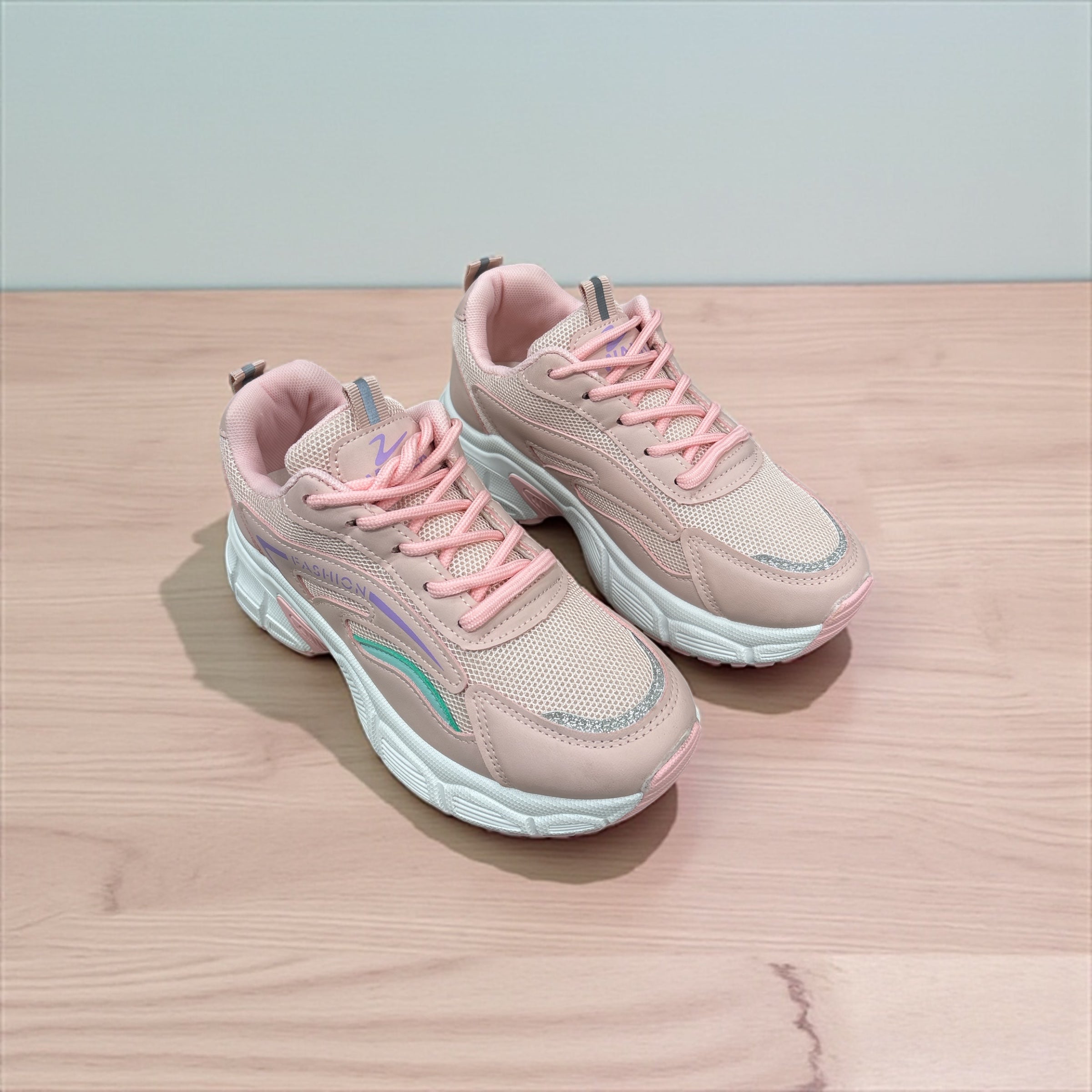 Ladies sneaker 1
